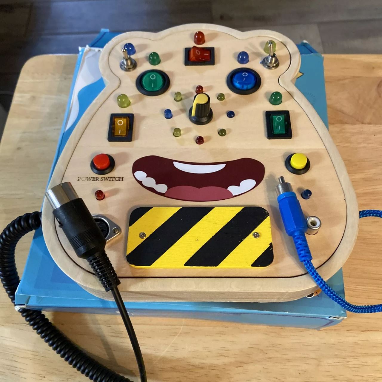 Tableau Montessori - BusyBoardCircuit™ - Visage - Paradis Des Jeux Et Jouets